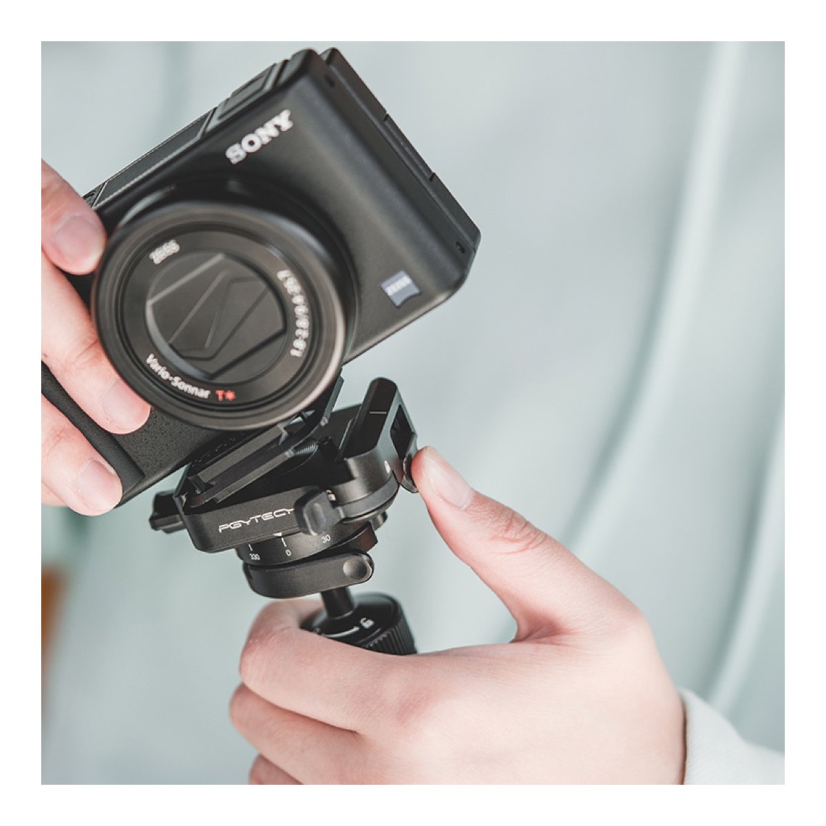PGYTECH SNAPLOCK PLATE Arca-Swiss compatible - Anwendungsbeispiel: Montage einer Sony Kamera auf dem PGYTECH Stativkopf.