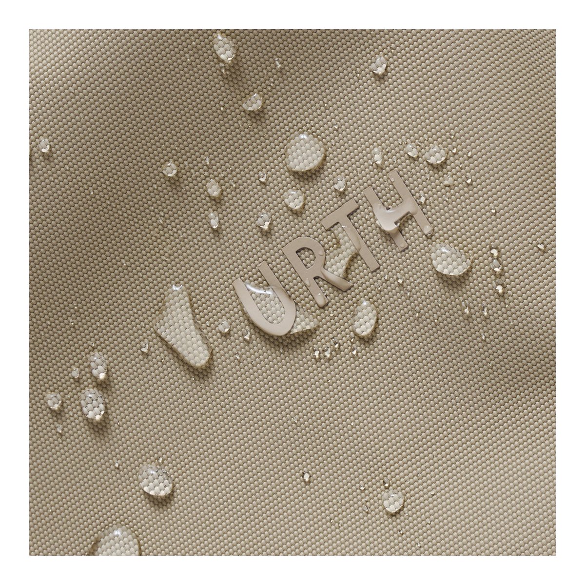 Urth Zeolite Tech Organiser (Beige) - Detailansicht: Wasserabweisender beiger Stoff mit URTH-Logo und abperlenden Wassertropfen
