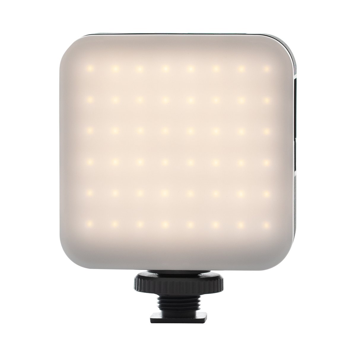SmallRig 3286B Vibe P96 LED Video Light - Frontansicht der leuchtenden LED-Videoleuchte mit Blitzschuh
