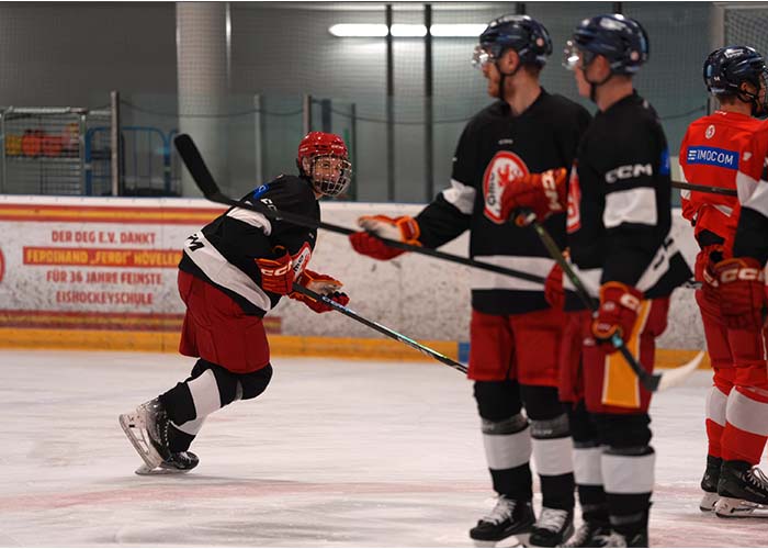 Bewegungsaufnahme eines Eishockeyspielers zur Demonstration des Autofokus der Sony Alpha 7 V