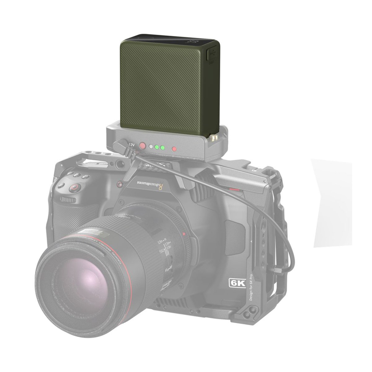 SmallRig 4577 NP-F970 grün, USB-C wiederaufladbarer Akku - Anwendungsbeispiel: Grüne Powerbank auf Blackmagic Filmkamera montiert, von schräg vorne.