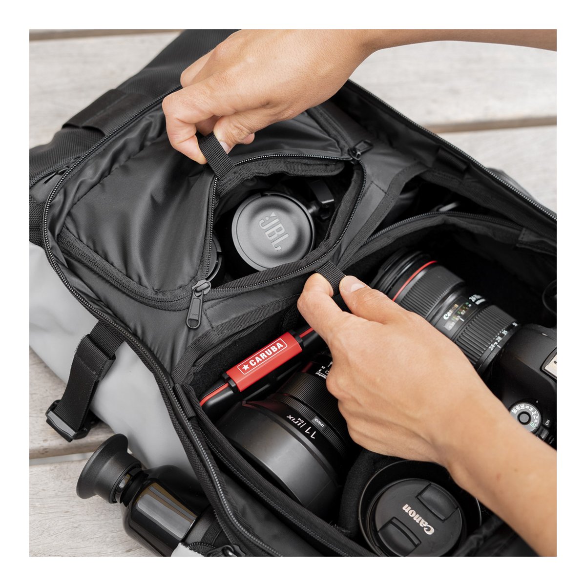 WANDRD PRVKE 21-Liter DisNet Grey Photo Bundel V3 - Anwendungsbeispiel: Hände verstauen Kamera- und Audioausrüstung im Inneren der Tasche. WANDRD PRVKE 21-Liter DisNet Grey Photo Bundel V3 - Anwendungsbeispiel: Hände verstauen Kamera- und Audioausrüstung im Inneren der Tasche.