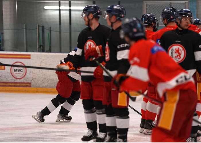 Sportaufnahme eines Eishockeyspielers in Bewegung, fotografiert mit der Sony Alpha 7 V.
