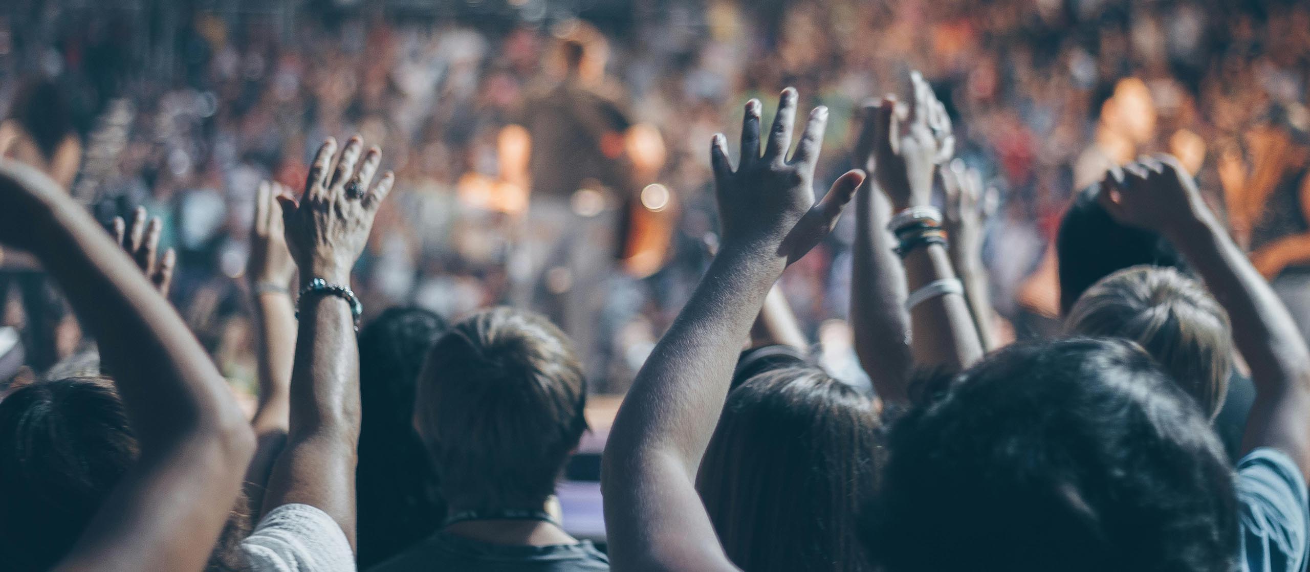 ThinkTank Digital Holster – Schneller Zugriff für Events und Reportagen Menschenmenge auf Event mit erhobenen Händen – Passend für schnelle Einsatzsituationen mit Holster-Tasche