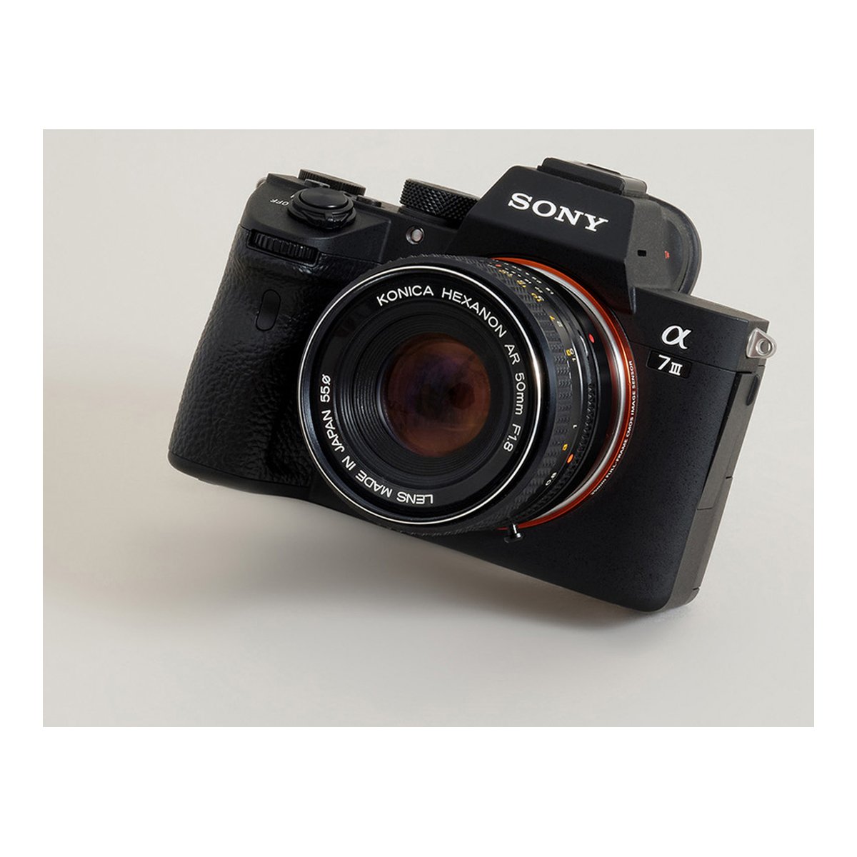 Urth Lens Mount Adapter: Compatible with Konica AR Lens to Sony E Camera Body - Frontale Detailansicht der Sony Alpha 7 III Kamera mit Konica Hexanon 50mm f/1.8 Objektiv.