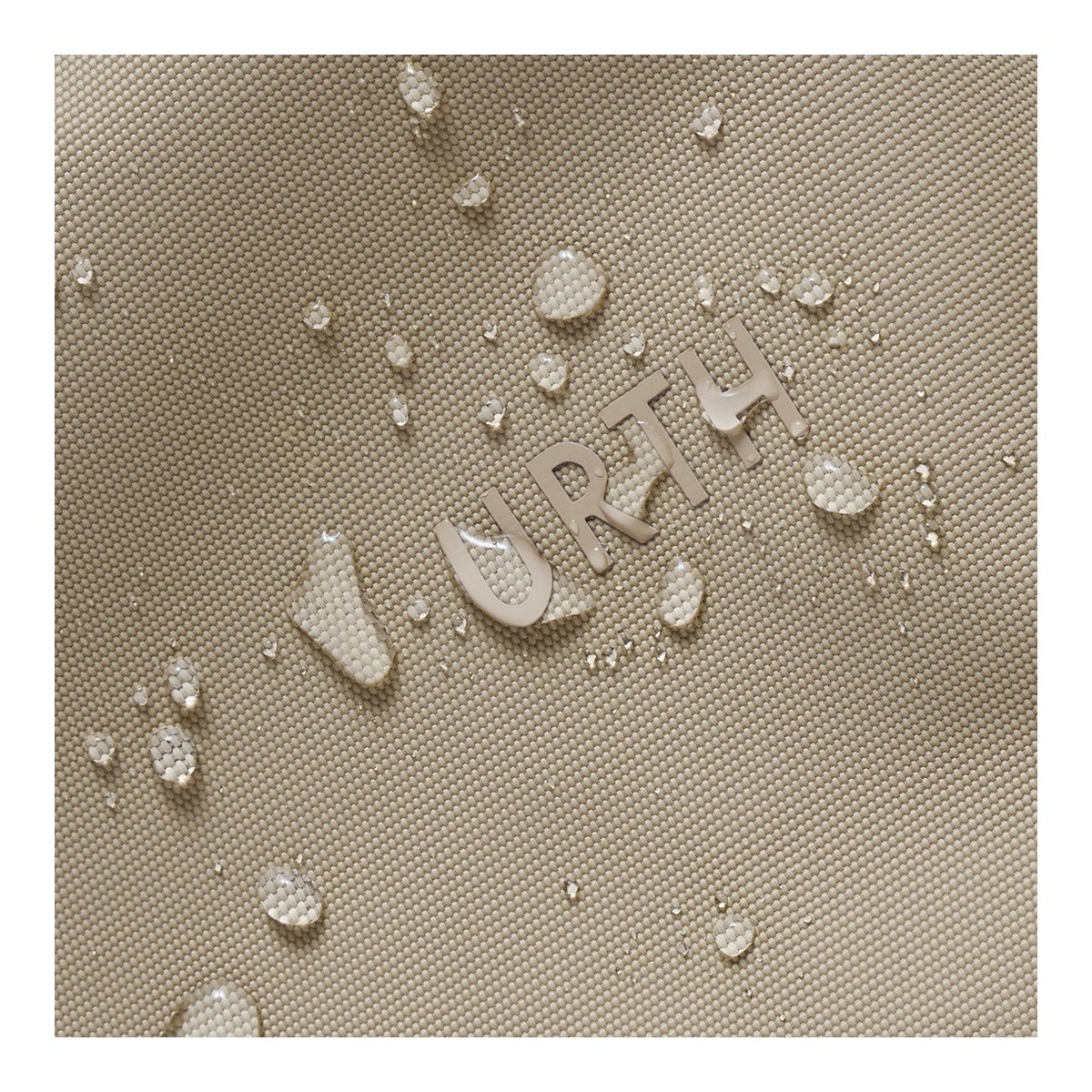 Urth Arkose 20L Rucksack + Kamera Insert  (Beige) - Detailansicht wasserabweisender Stoff mit Wassertropfen und Urth-Logo.