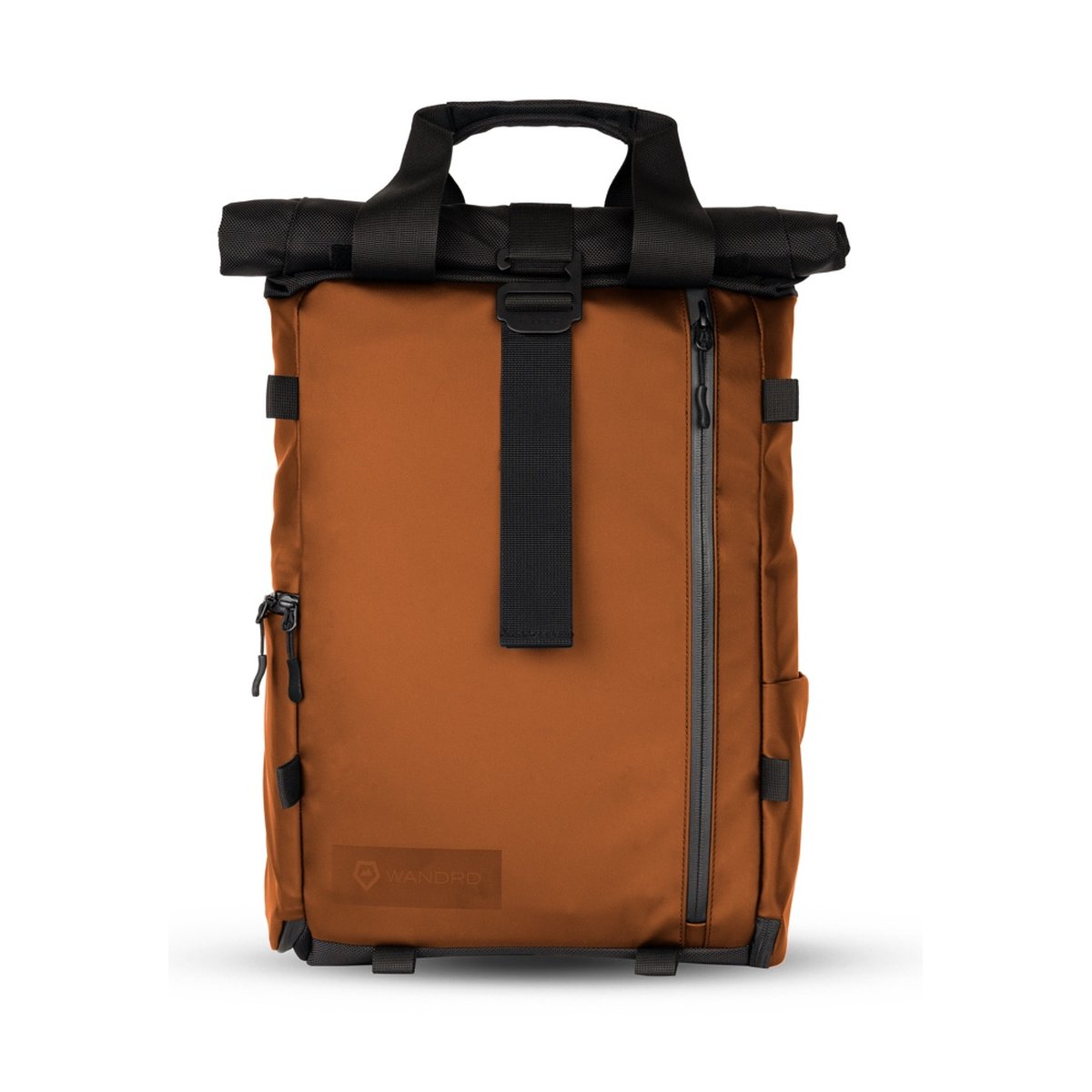 WANDRD PRVKE Lite 11-Liter Sedona Orange - Frontansicht des braunen Roll-Top-Rucksacks mit schwarzen Gurten und Reißverschlüssen