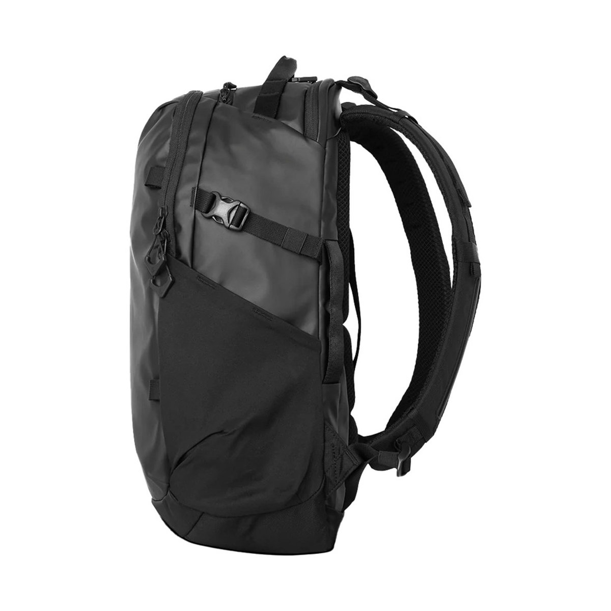 WANDRD NIMBUS 18 Black - Seitenansicht des schwarzen Rucksacks mit Schultergurt und Seitentasche