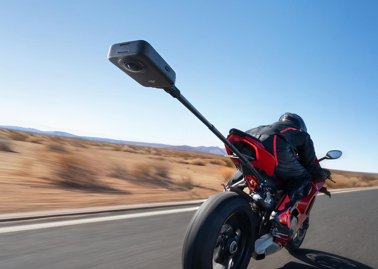 DJI Osmo 360 auf Motorrad-Tour – immersive 360 Grad Actioncam für Geschwindigkeit  DJI Osmo 360 filmt hinter einem Motorradfahrer – perfekte 360 Grad Actioncam für sportliche Aufnahmen