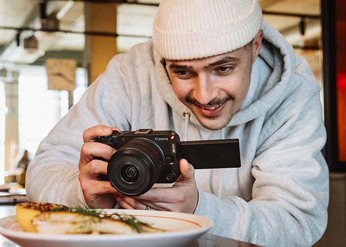 Canon EOS R50 V im Einsatz beim Food Vlogging – Lifestyle Aufnahme