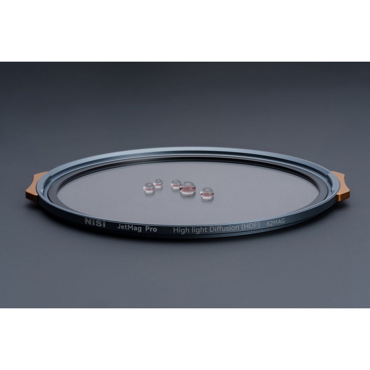 Nisi JetMag Pro Highlight Diffusion Magnetic Filter 1/2 82MAG liegend mit Wassertropfen