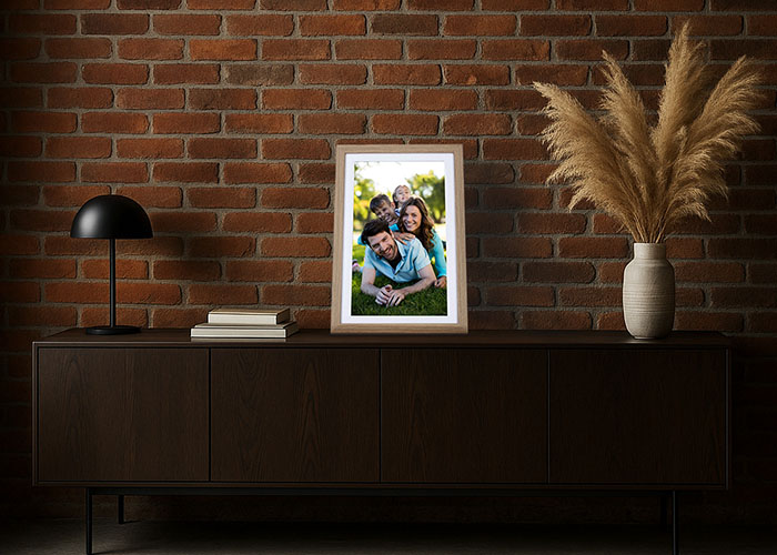 Rollei Smart Frame 152 in Holzoptik Eiche, großer digitaler Bilderrahmen im Wohnzimmer