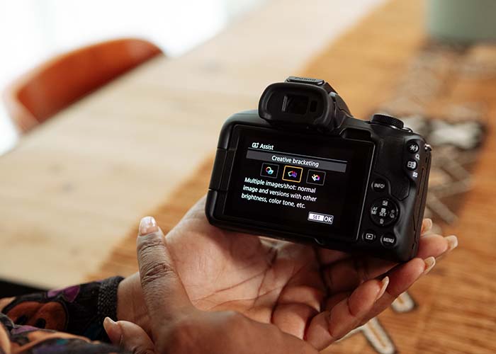 Canon EOS R50 Display zeigt Creative Bracketing Funktion für Einsteiger