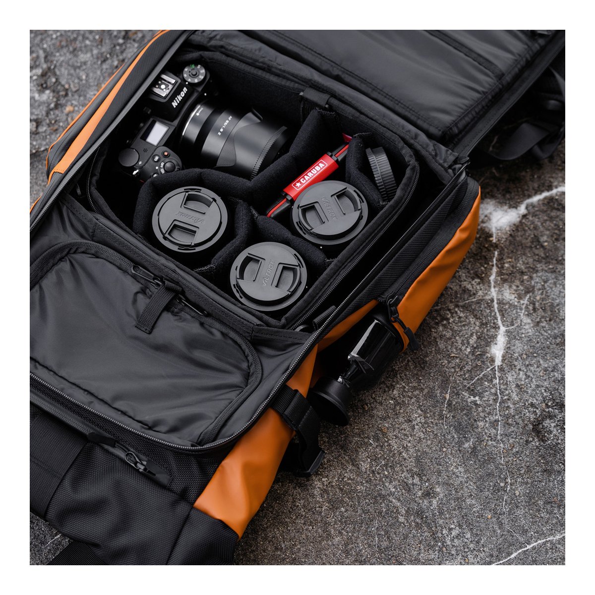 WANDRD PRVKE 21-Liter Sedona Orange Photo Bundle V3 - Anwendungsbeispiel: Innenansicht des Kamerarucksacks mit Kamera und Objektiven