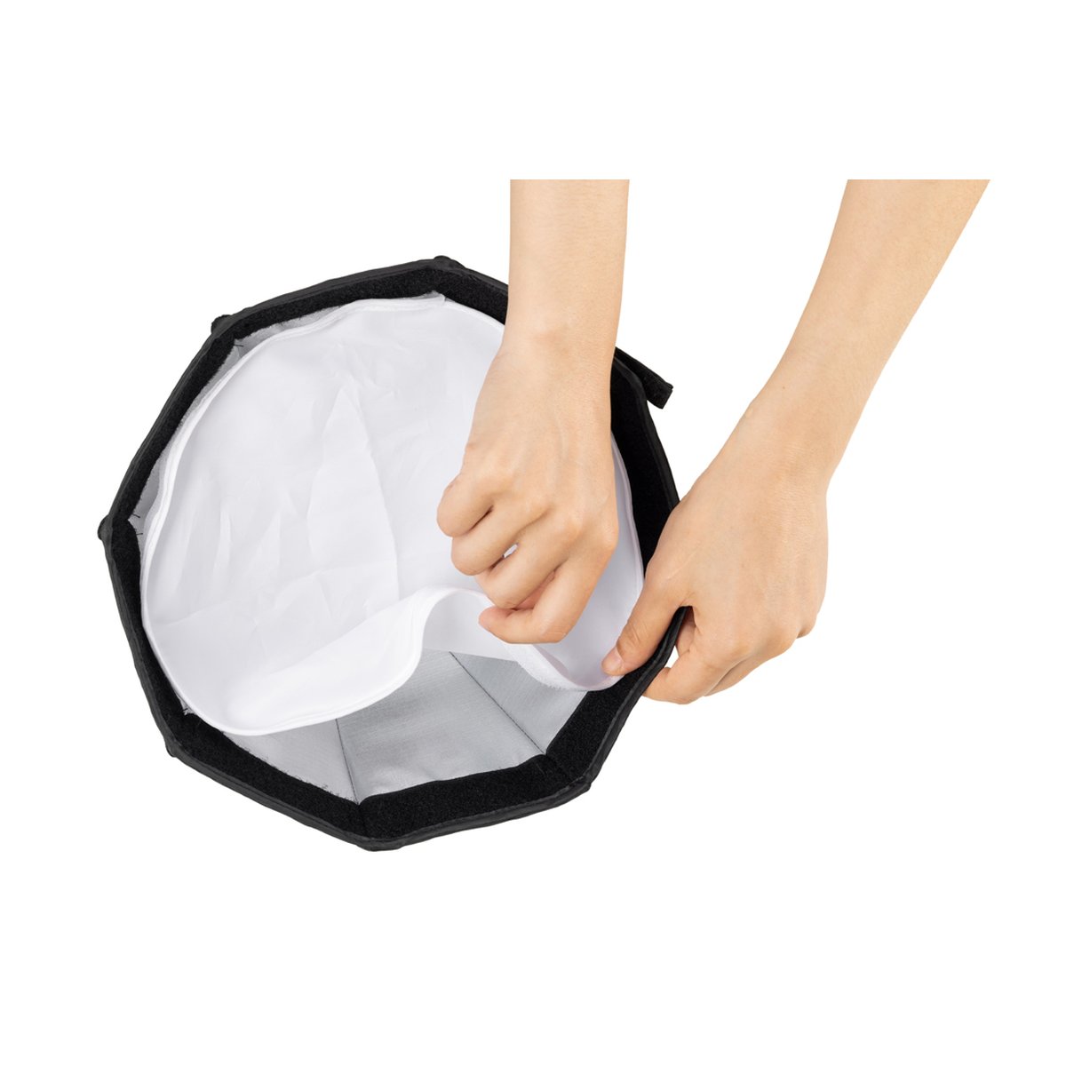 SmallRig 4358 RA-D30 Parabolic Softbox - Anwendungsbeispiel: Einsetzen des weißen Diffusors in die Softbox.