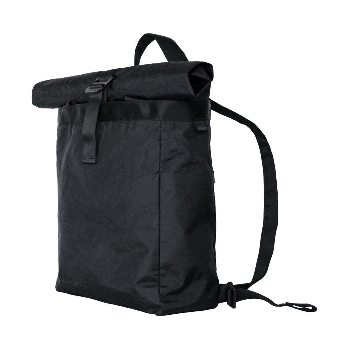 WANDRD Tote Backpack - Schrägansicht des schwarzen Roll-Top-Rucksacks WANDRD Tote Backpack - Schrägansicht des schwarzen Roll-Top-Rucksacks