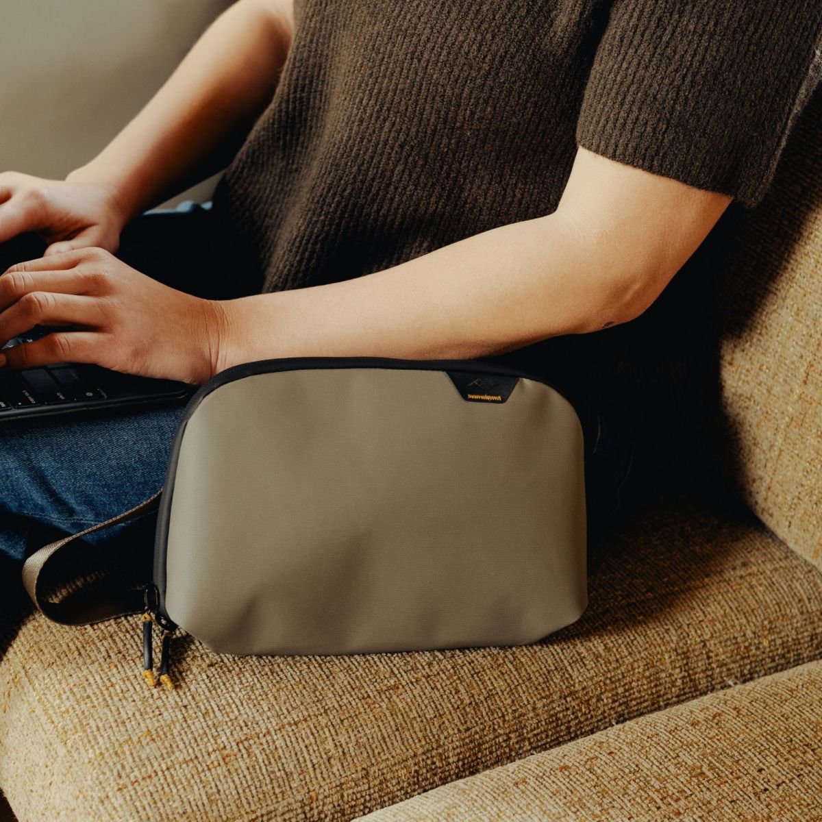 Peak Design Travel Crossbody 3L Stone Anwendungsbeispiel