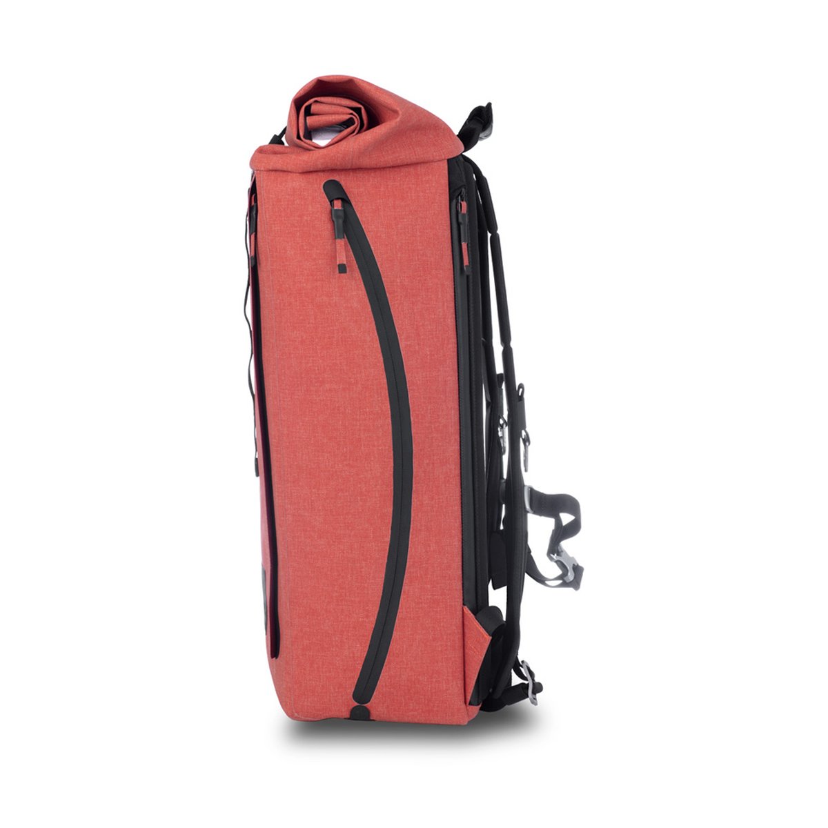 F-Stop DYOTA 20 Rooibos Tea (gebranntes orange) - Seitenansicht: Roter Rucksack mit Rolltop-Verschluss und schwarzem vertikalen Reißverschluss.