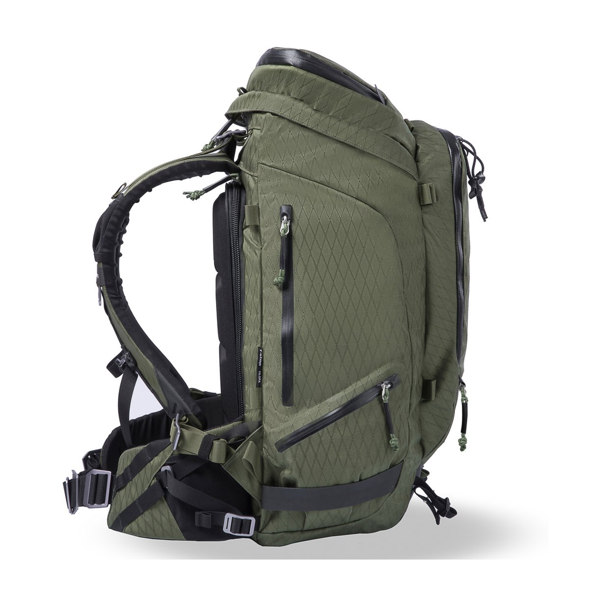F-Stop DuraDiamond Tilopa - Zypresse - Seitenansicht des olivgrünen Rucksacks, zeigt gepolstertes Tragesystem und Reißverschlussfächer. F-Stop DuraDiamond Tilopa - Zypresse - Seitenansicht des olivgrünen Rucksacks, zeigt gepolstertes Tragesystem und Reißverschlussfächer.