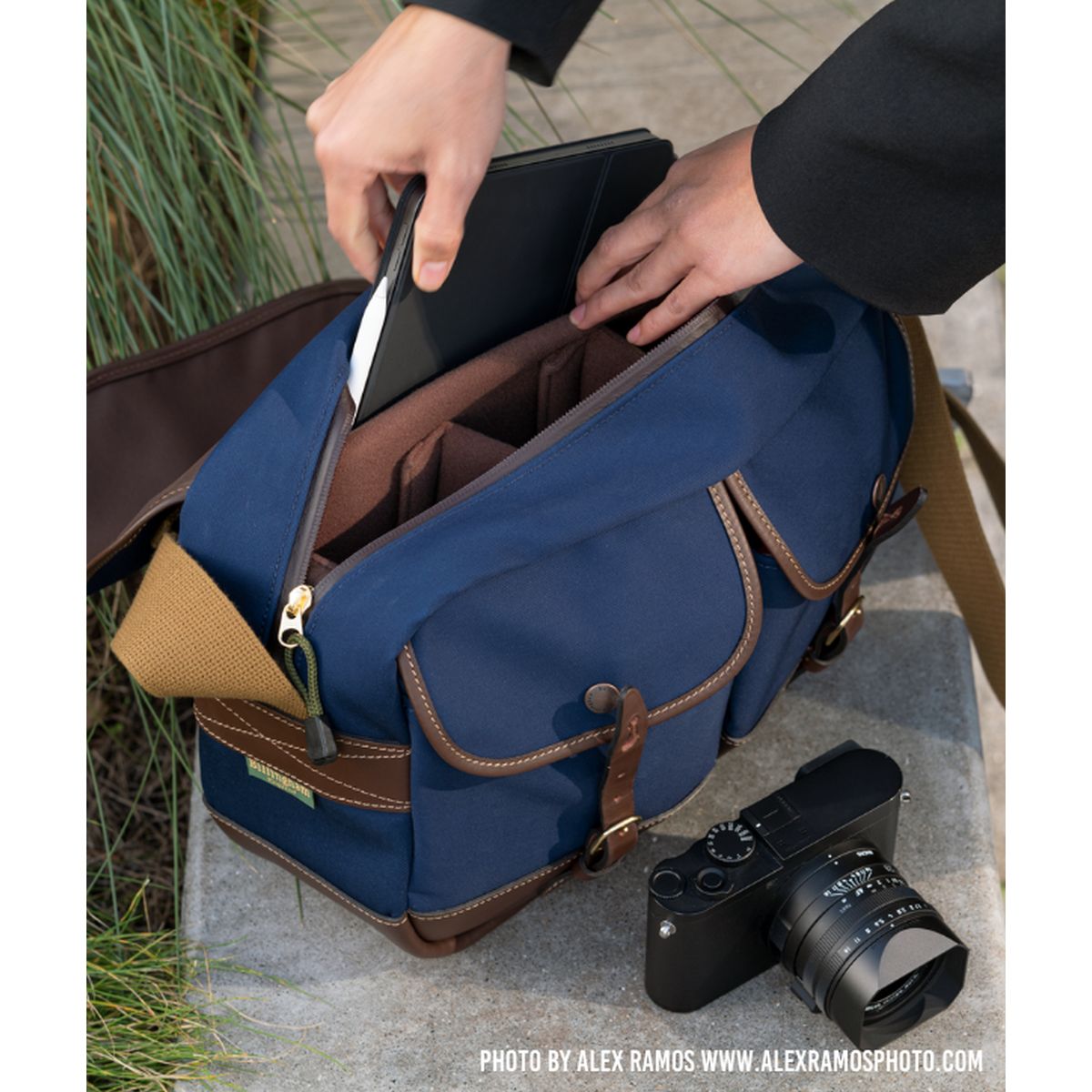 Billingham Mini Eventer Kamera / Tablet Tasche - Marineblau / Schokoladenleder