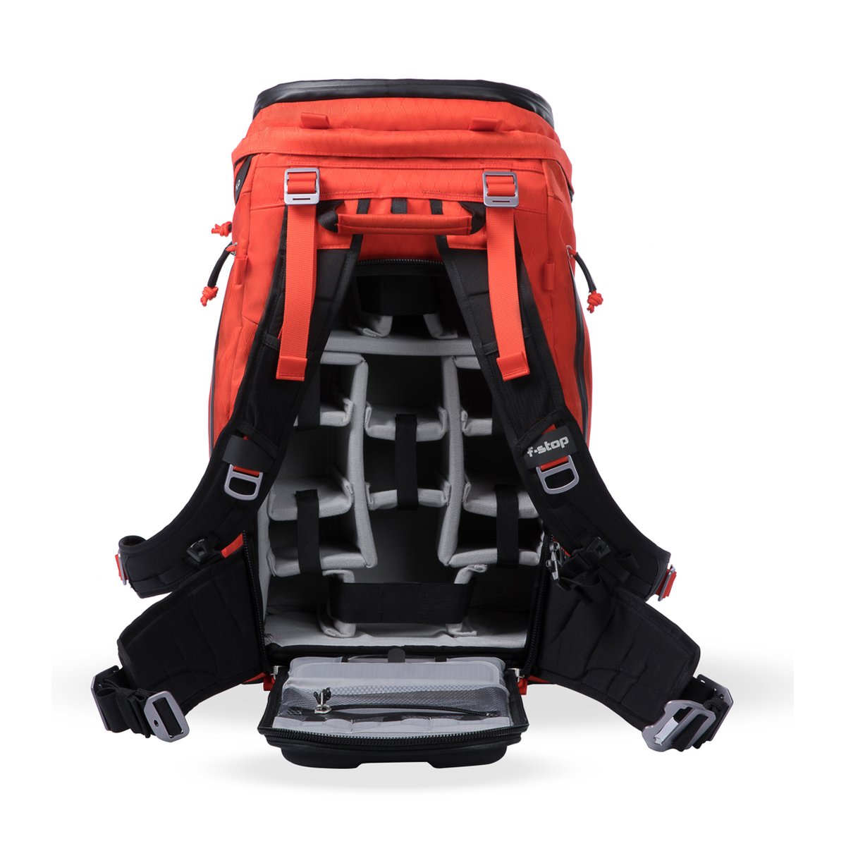 F-Stop DuraDiamond Ajna - Magma - Rückansicht, geöffneter Rückzugang des orangefarbenen Rucksacks mit gepolsterten Kamerafächern.