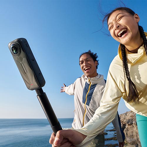 nsta360 X5 360° Actionkamera bei Reiseaufnahmen mit unsichtbarem Selfie-Stick