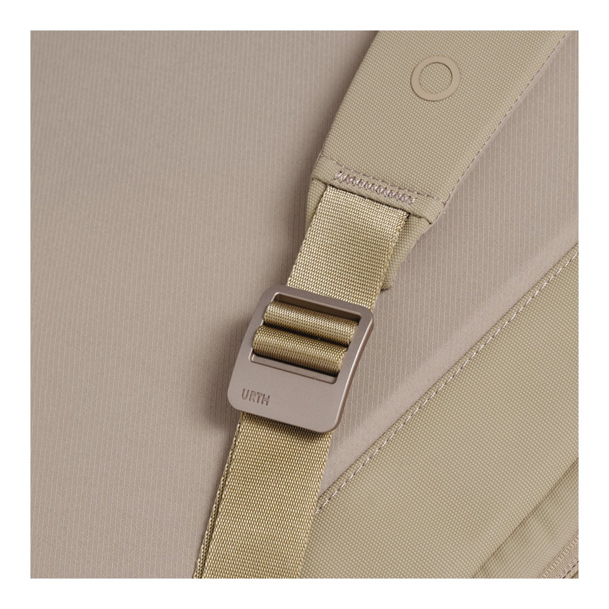 Urth Arkose 24L Rucksack (Beige) - Detailansicht: Metall-Schnalle mit URTH-Logo am Gurt.