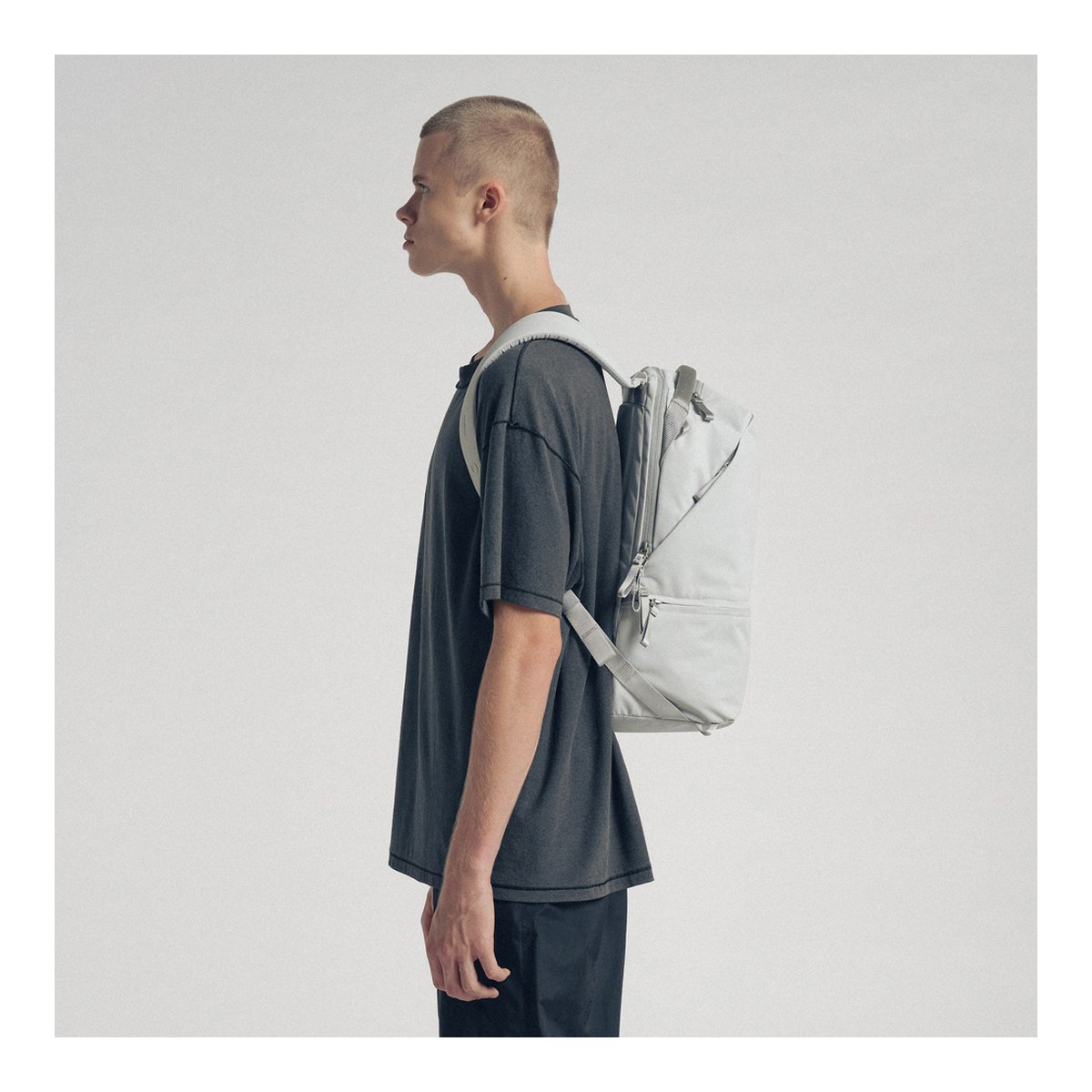 Urth Arkose 20L Rucksack + Kamera Insert (Aschgrau) - Seitenansicht Rucksack am Modell getragen