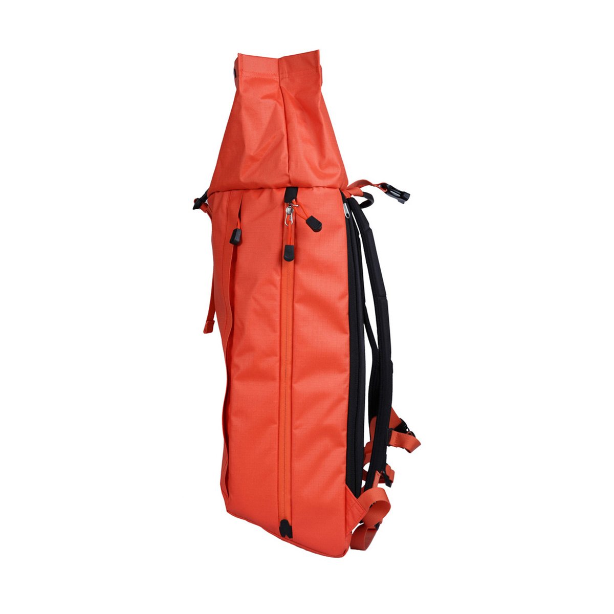 F-Stop Dalston Nasturtium (Orange) - Seitenansicht des orangefarbenen Rucksacks mit seitlichem Reißverschluss.