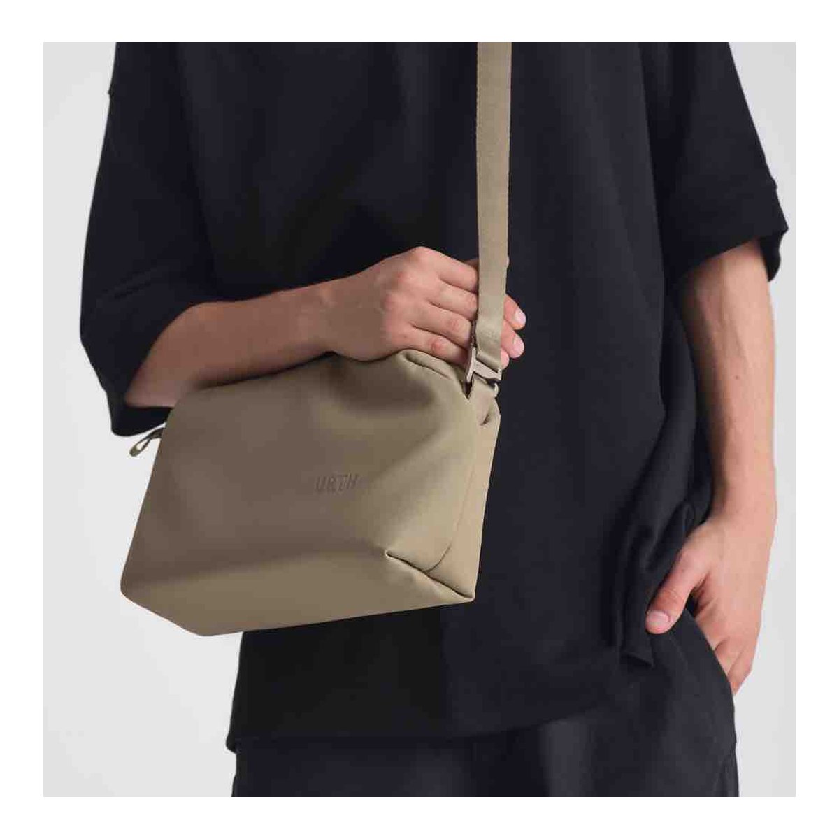 Urth Dolomite Camera Sling (Beige) - Anwendungsbeispiel der beigen URTH-Umhängetasche, getragen von einer Person.