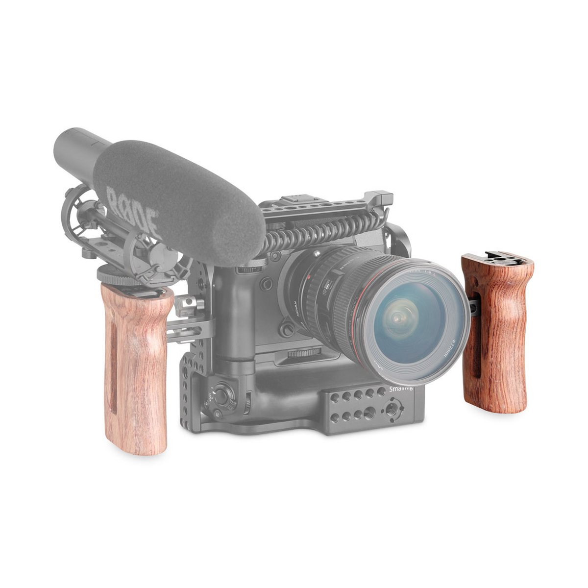 SmallRig 2093 Universeller Holzgriff justierbar - Anwendungsbeispiel: Zwei Holzgriffe für Kamerarigs, einer montiert, einer daneben, mit Kamera und Mikrofon.