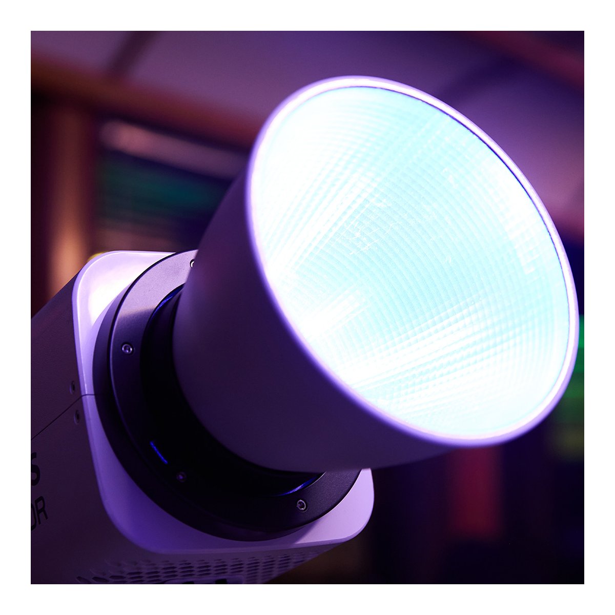 Godox Litemons BI LED Video Light Kit LA300BI K1 - Detailansicht Projektorlinse mit leuchtendem blauen Licht