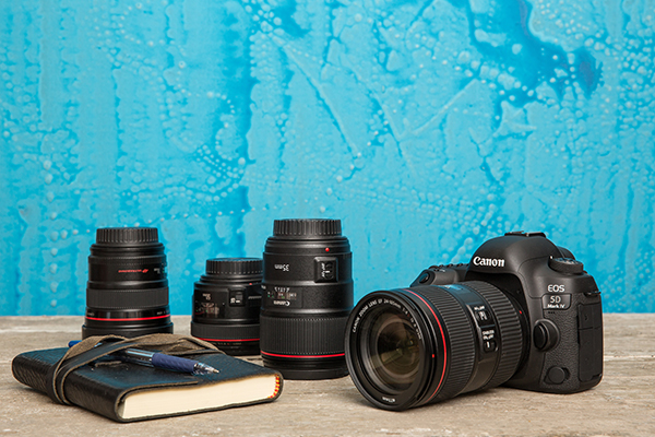 Canon Kamera und Objektive auf einem Tisch