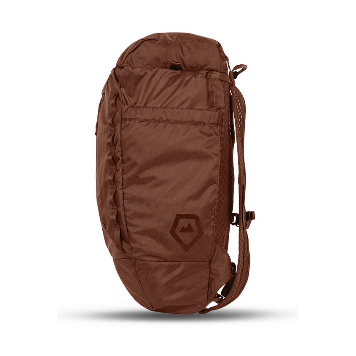 WANDRD VEER 18 - RUST - Seitenansicht des braunen Rucksacks mit sichtbarem Logo.