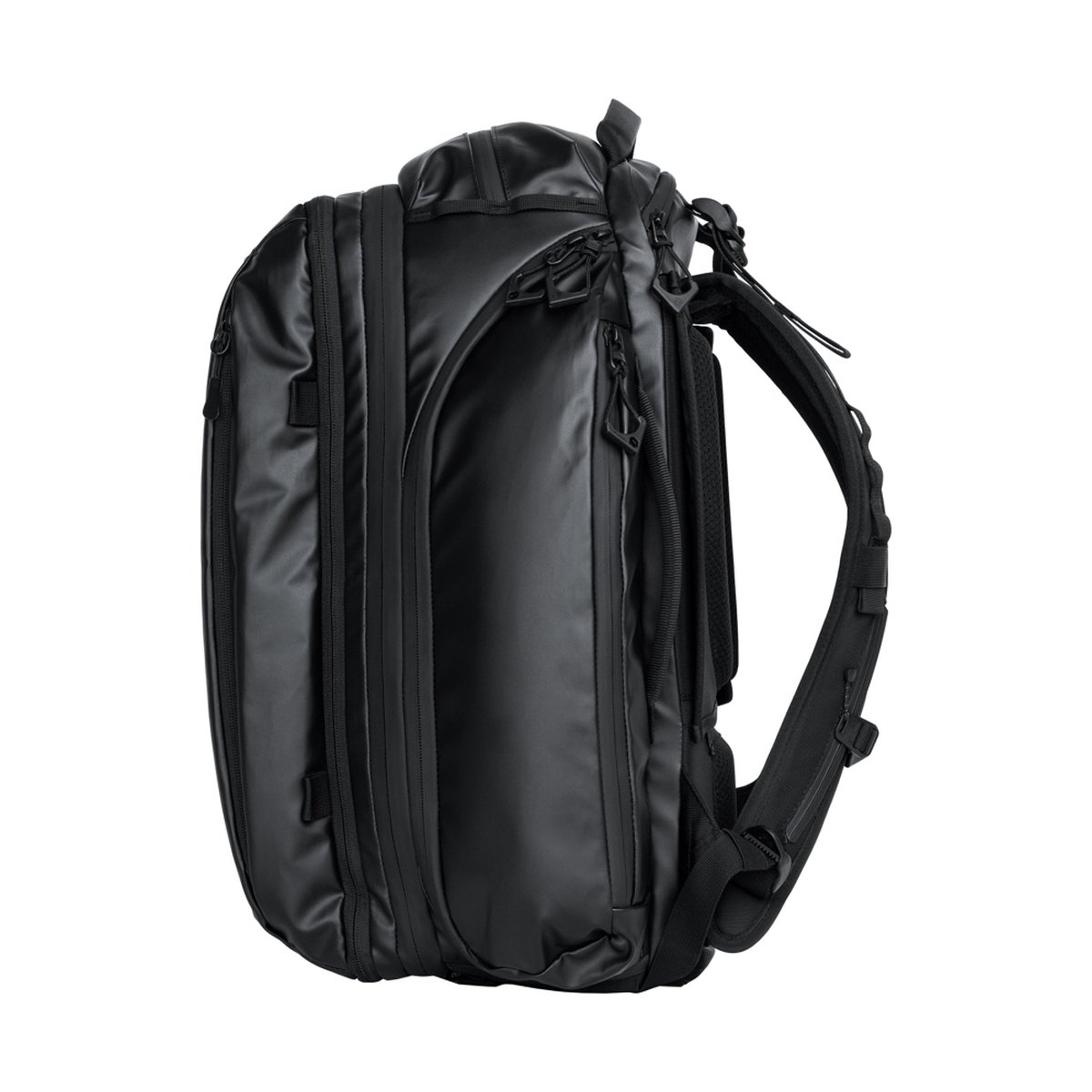 WANDRD Transit 45L Travel Backpack Black - Schwarzer Rucksack: Seitenansicht mit Tragegurt und schlankem Profil.