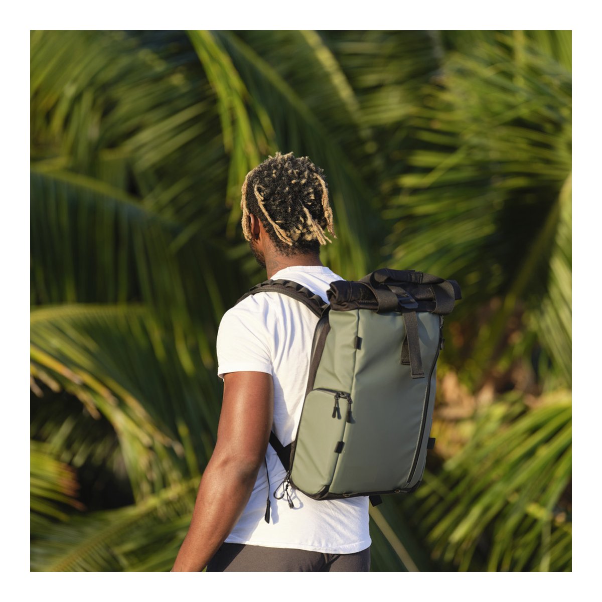 WANDRD PRVKE Lite 11-Liter Green - Rückansicht des Rucksacks am Träger WANDRD PRVKE Lite 11-Liter Green - Rückansicht des Rucksacks am Träger