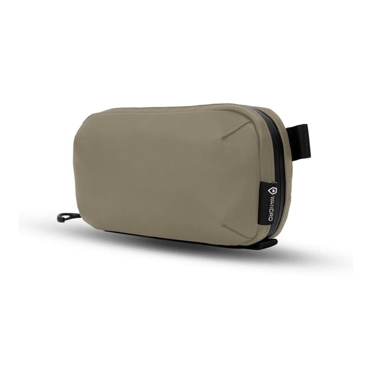 WANDRD Tech Bag Small Yuma Tan - Angeschrägte Ansicht einer olivgrünen WANDRD Tasche mit Reißverschluss und Logo.