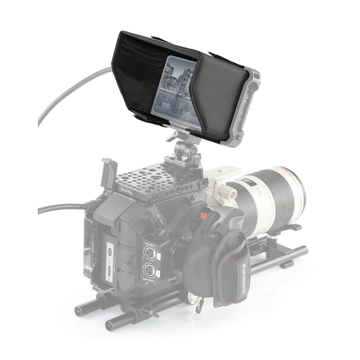 SmallRig 2269 Sunhood für Atomos Ninja V (passender Sonnenschutz für Cage 2209) - Anwendungsbeispiel: Monitor-Sonnenblende an professioneller Kamera befestigt