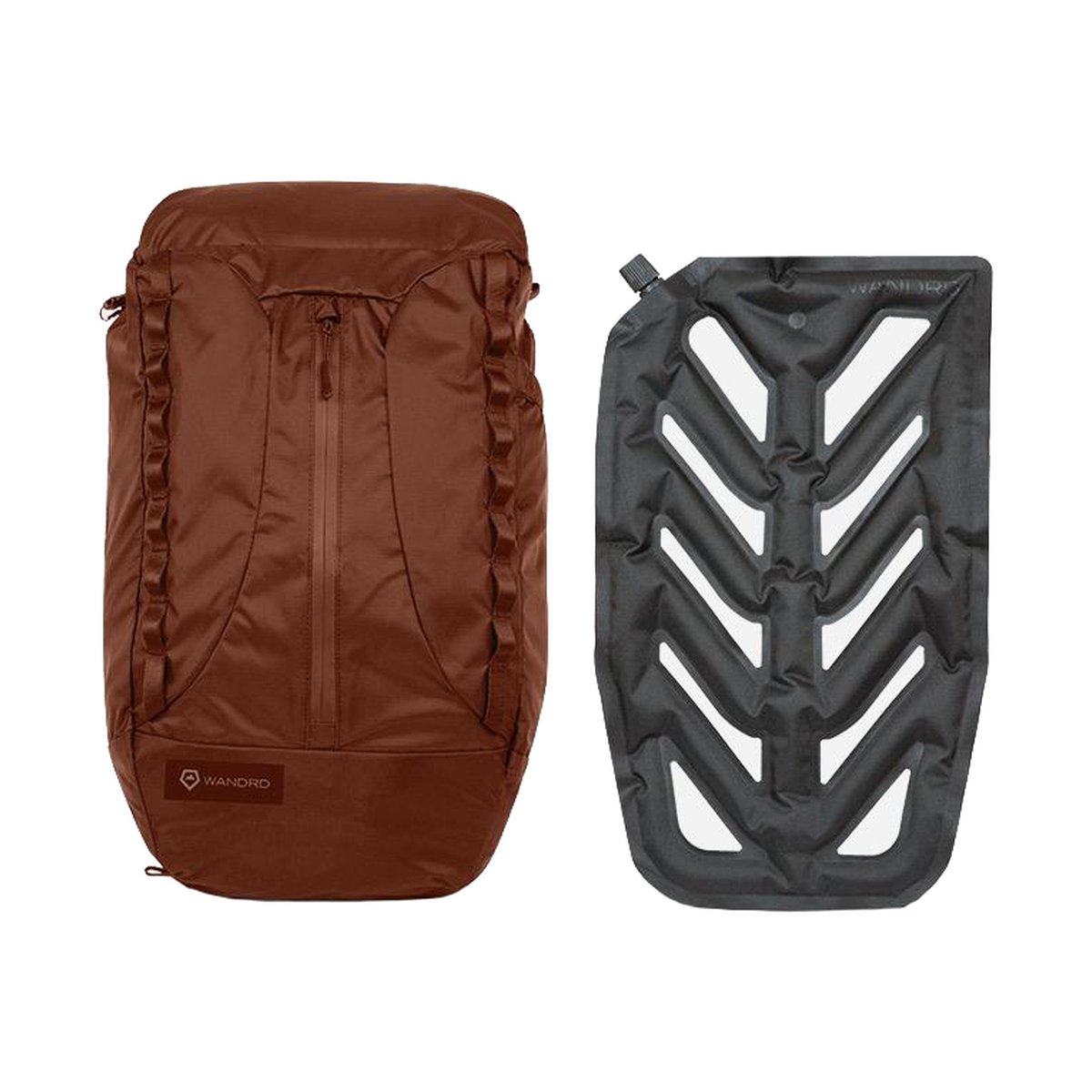 WANDRD VEER 18 - RUST - Lieferumfang: Brauner Rucksack und graues, gepolstertes Rückenpaneel.