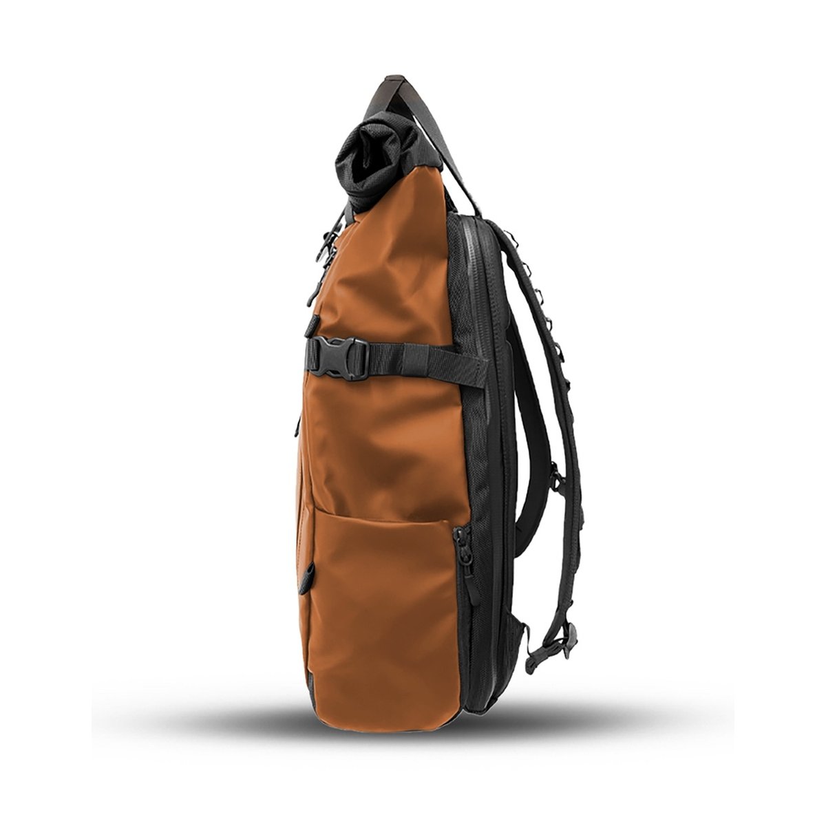 WANDRD PRVKE 21-Liter Sedona Orange Photo Bundle V3 - Seitenansicht eines rostbraunen Rolltop-Rucksacks.