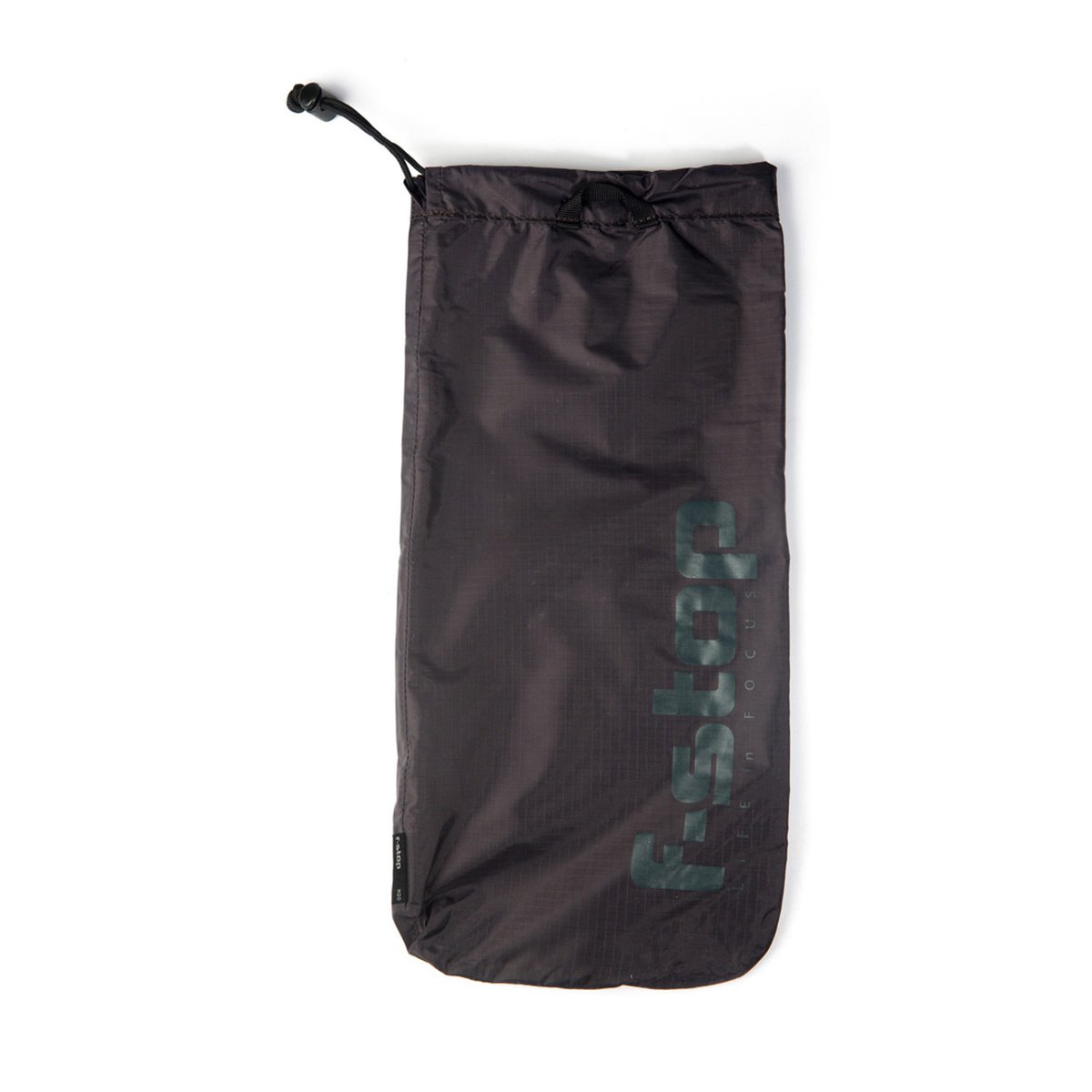 F-stop Hydration Sleeve Nine Iron - Frontansicht: f-stop Zugschnurtasche in Dunkelgrau mit Logo.