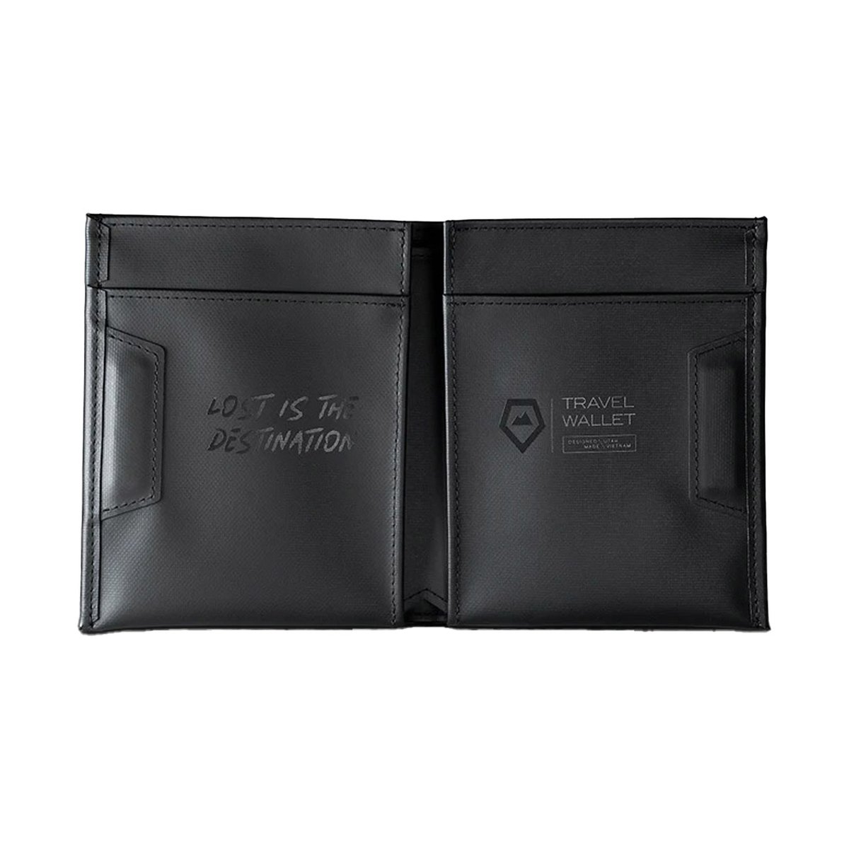 WANDRD Travel Wallet - Innenansicht des aufgeschlagenen schwarzen Wallets mit Schriftzug und Logo