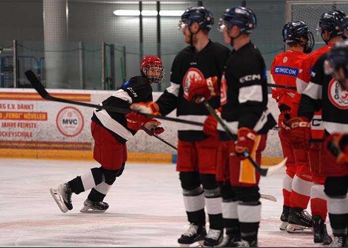 Eishockeyspieler in Aktion während eines Trainings, festgehalten mit der Sony Alpha 7 V.