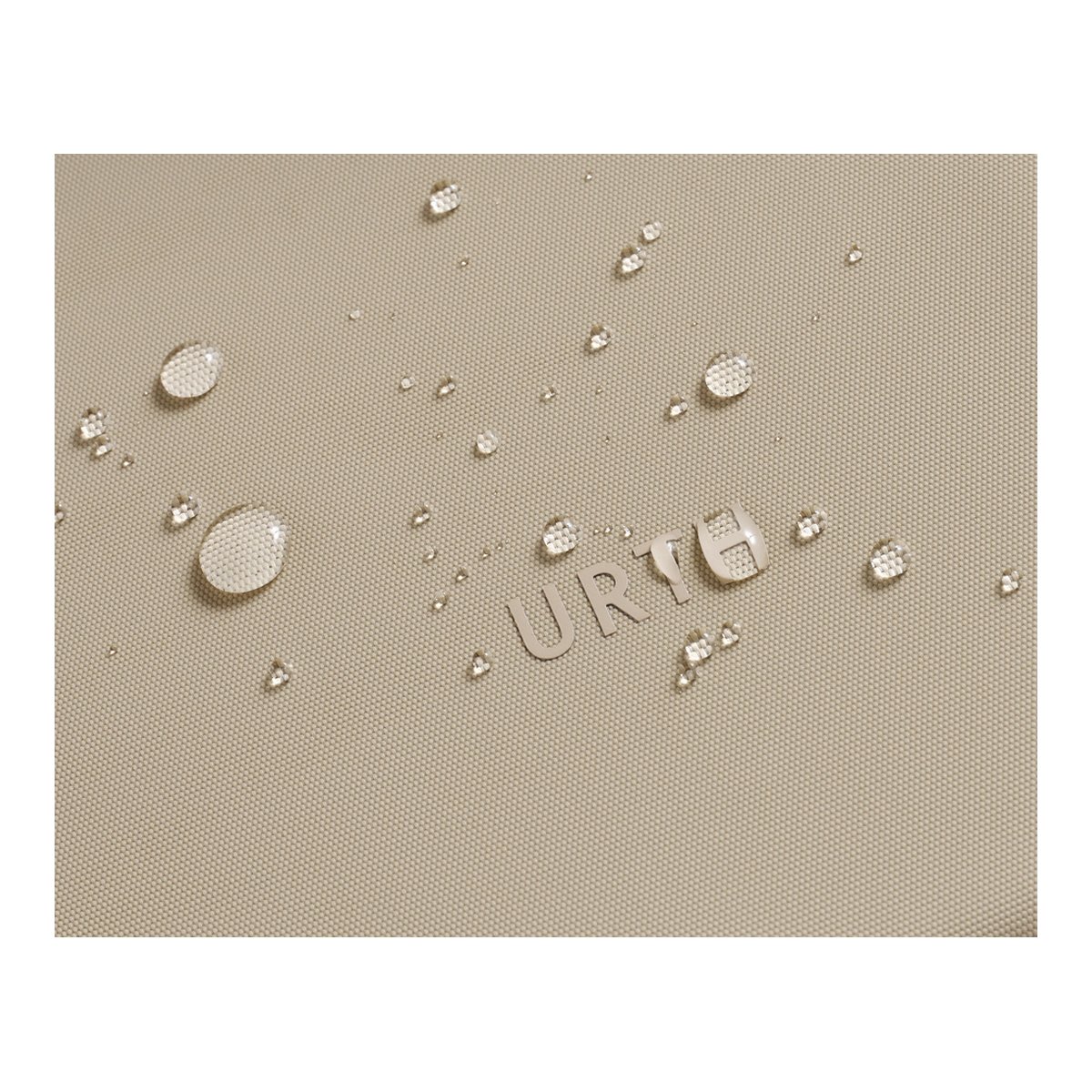 Urth Naos 15/16" Laptoptasche (Beige) - Detailansicht: Wasserabweisender Stoff mit Wassertropfen und URTH-Logo.