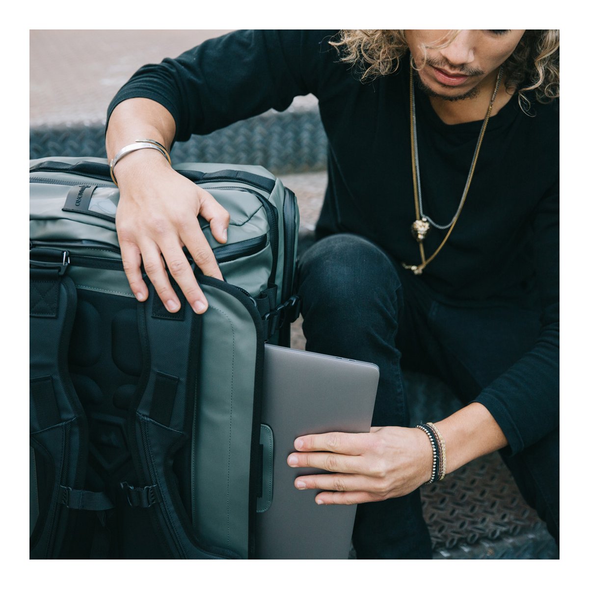WANDRD HEXAD ACCESS DUFFEL Wasatch Green - Anwendungsbeispiel: Tablet wird in das Rucksack-Gerätefach gesteckt WANDRD HEXAD ACCESS DUFFEL Wasatch Green - Anwendungsbeispiel: Tablet wird in das Rucksack-Gerätefach gesteckt