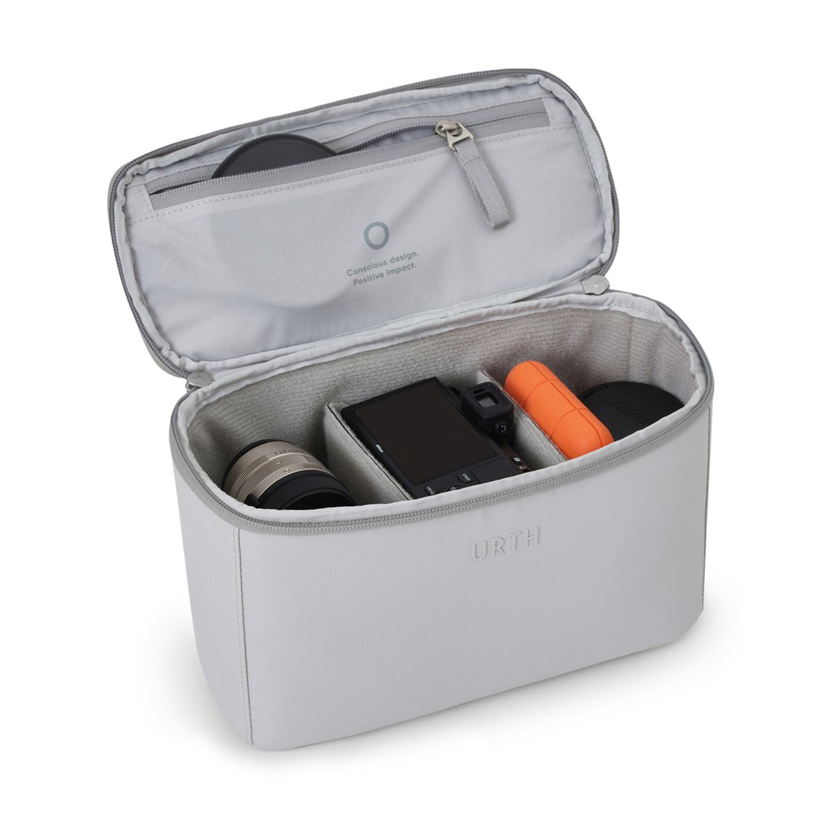 Urth Arkose 20L Rucksack + Kamera Insert (Aschgrau) - Anwendungsbeispiel: Geöffnete graue Urth-Kameratasche, gefüllt mit Kamera, Objektiv und Zubehör.