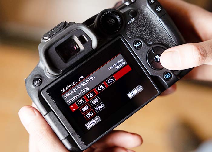 Rückansicht der Canon EOS R7 mit geöffnetem Menü für 4K Videoeinstellungen