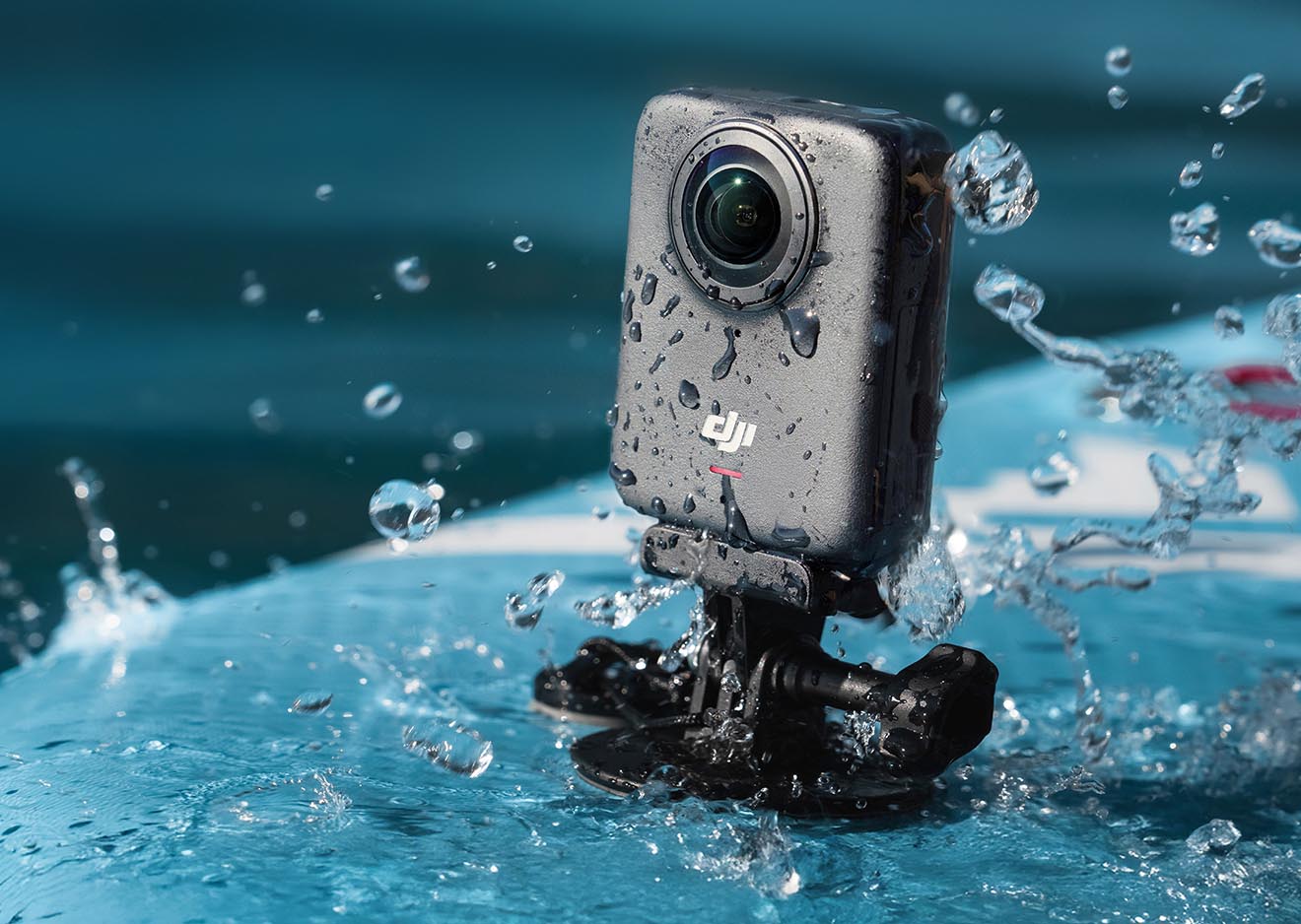 DJI Osmo 360 im Einsatz auf dem Wasser – 360 Grad Actioncam für jedes Abenteuer DJI Osmo 360 wird auf einem Surfbrett von Wasser bespritzt – robuste 360 Grad Actioncam für Outdoor-Aufnahmen