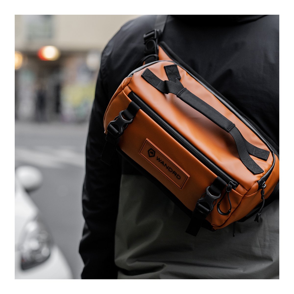 WANDRD ROGUE Sling 6L Sedona Orange - Anwendungsbeispiel: Braune Sling Bag von hinten auf dem Rücken getragen.