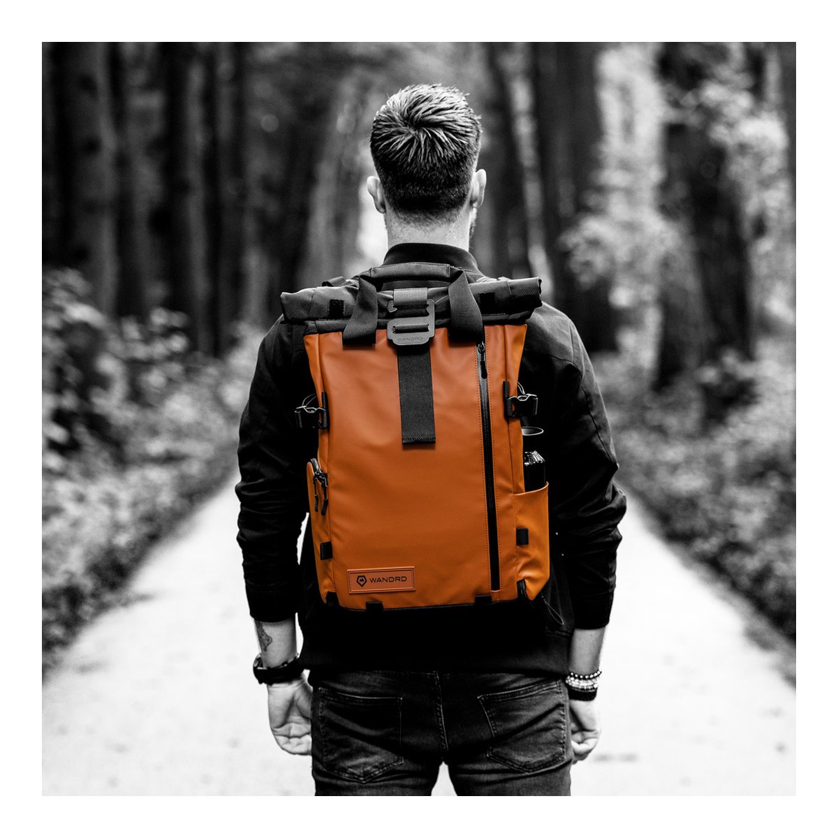 WANDRD PRVKE 21-Liter Sedona Orange Photo Bundle V3 - Rückansicht: Oranger Rucksack im Anwendungsbeispiel auf dem Rücken eines Mannes.